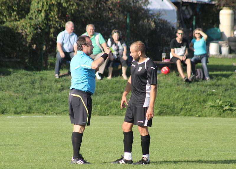 Fotbalisté Příluk (ve žlutém) doma v 6. kole krajské I. B třídy skupiny B podlehli Lužkovicím