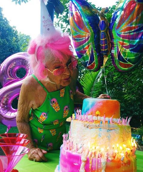 Na své 88 narozeniny dostala obrovský dort. 
