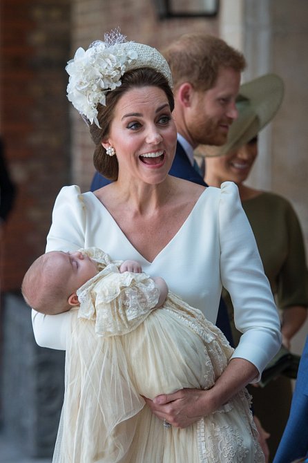 Vévodkyně Kate s malým Louisem krátce po jeho narození.