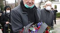 Václav Klaus nosí roušku zásadně pod nosem, nebo vůbec.