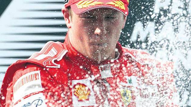 Kimi Räikkönen slavil tak mohutně, že si nalil šampaňské do oka.