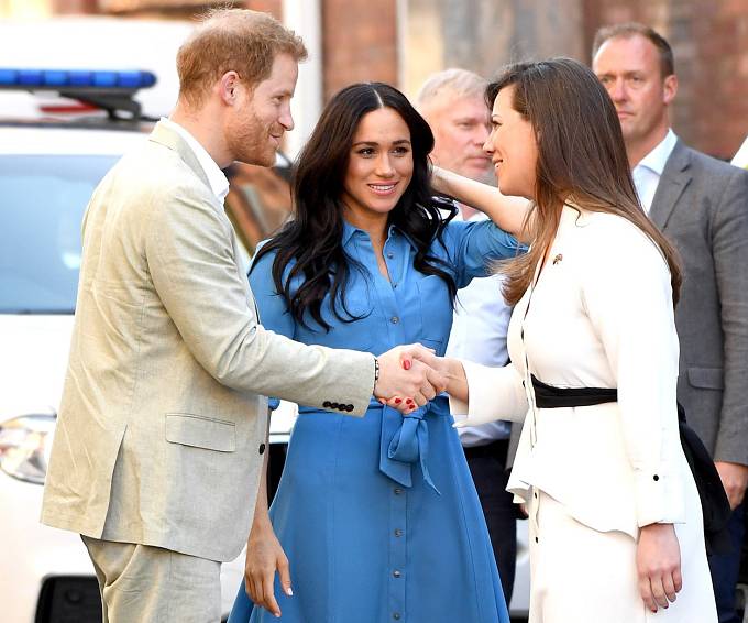 Princ Harry je ale zjevně zamilovaný až po uši, a tak se směle vzdal nároku na trůn, Meghan jakbysmet. Oba touží po tom pracovat a bývalá filmová hvězda se tak bude moci nenápadně prorvat zpět na plátno.