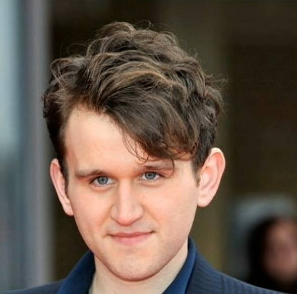 Harry Melling je k nepoznání.