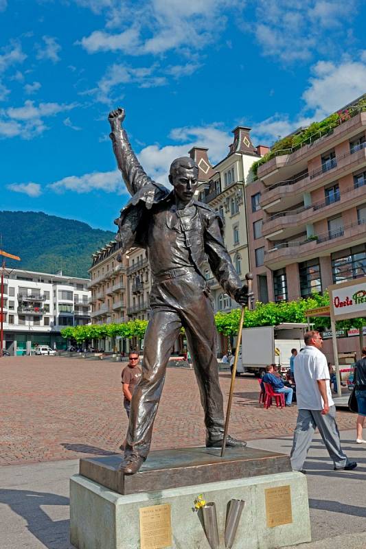 Ve švýcarském Montreux stojí Freddieho socha. A ne náhodou.