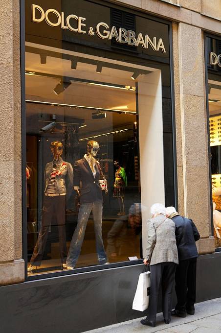 Módní návrháři Domenico Dolce (55) a Stefano Gabbana (51) založili vlastní značku teprve v roce 1985. Přesto se záhy stala módní ikonou a její klienti, mezi kterými jsou např. Beckhamovi, patří mezi nejlépe oblékané lidi světa.