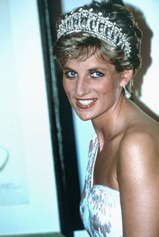 Princezna Diana se svou ikonickou perlovou čelenkou. Klenot nese název  Lover's Knot Tiara a patřil mezi Dianiny nejoblíbenější. Korunka Dianě věnovala britská královna. Nyní ji nosí Dianina snacha Kate.