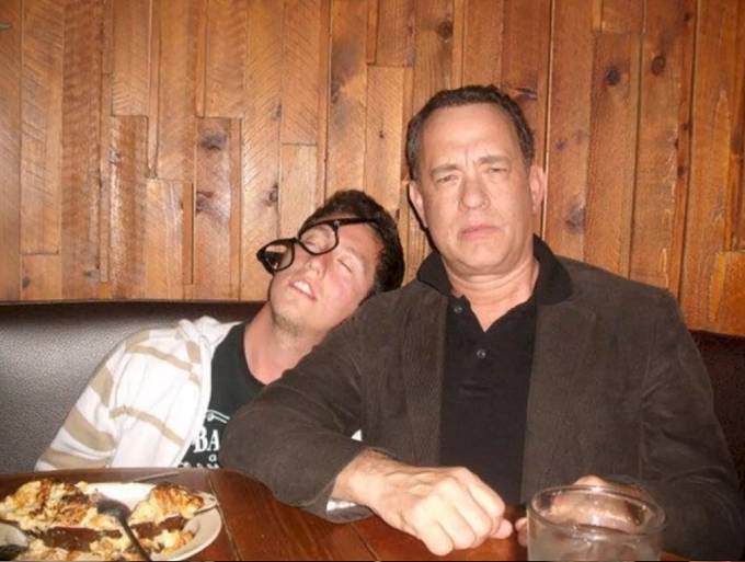 Tady máme podezření, že chtěl mít Tom Hanks fotku s fanouškem, nikoli fanoušek s Tomem Hanksem.