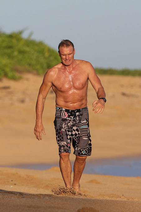 Dolph Lundgren se procházel po pláži na Havaji.