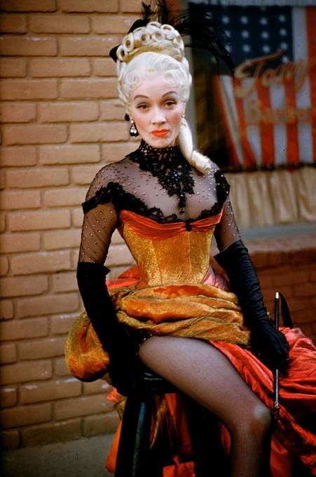 Malou roli měla ve filmu Cesta kolem světa za 80 dní (1956).