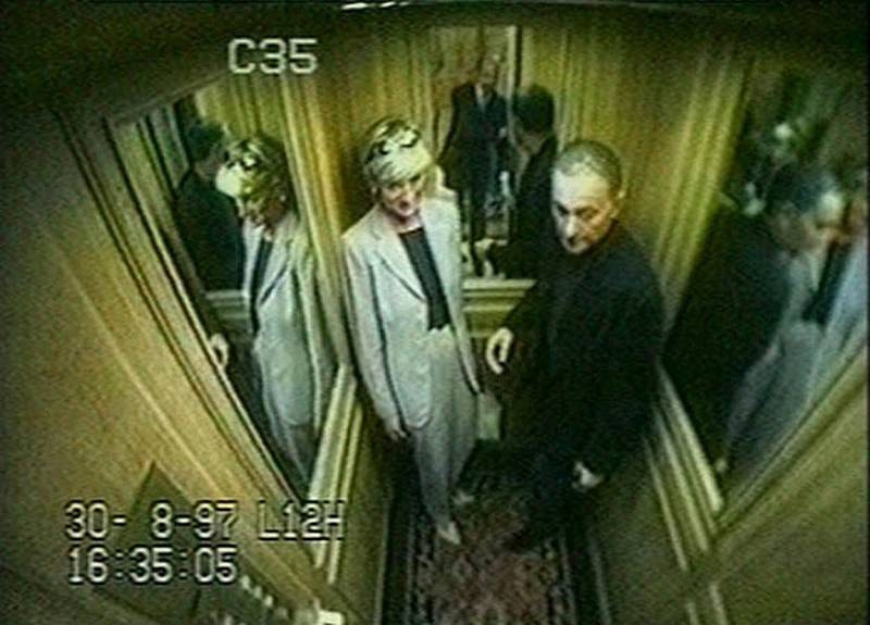 Jedny z posledních snímků. Den před svou smrtí se Diana a a její tehdejší přítel Dodi al-Fayed ubytovali v hotelu Ritz v Paříži. Záběry pochází z hotelových kamer.