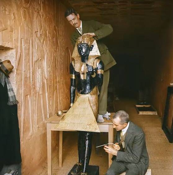 Provizorní laboratoř, která byla vytvořena ve vykradené hrobce Sethiho II. Právě probíhá konzervování sochy.