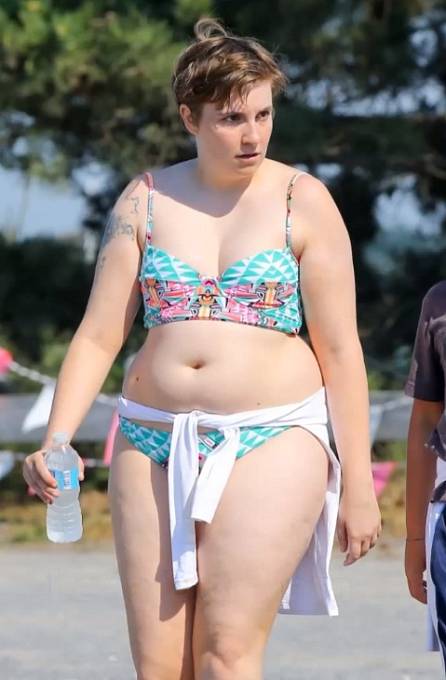 Lena Dunham fotí občas kampaně pro spodní prádlo. Klobouk dolů, ale taky to na bikini na pláž není.
