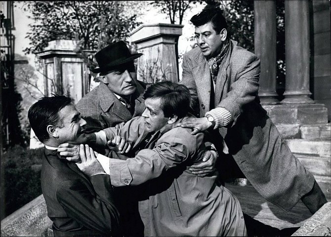 Klaus (vpravo) v německém hororu Mstitel (1960).