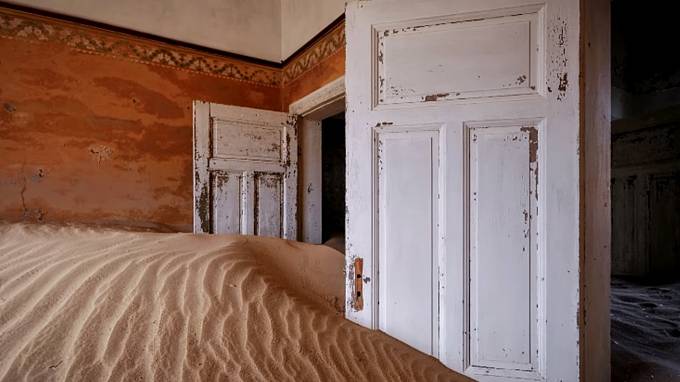 Kolmanskop v Namibii je vesnice zasypaná pískem. 