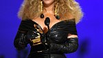Zpěvačka Beyonce zazářila na udílení cen v černé kožence.