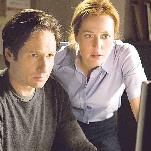 David Duchovny jako agent FBI Fox Mulder a Gillian Andersonová v roli jeho kolegyně Dany Scullyové v hlavních rolích thrilleru Akta X: Chci uvěřit.