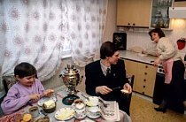 Normální ráno běžné ruské rodiny. Maminka obstarává rodinu. 