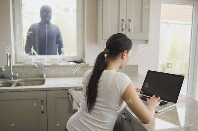 Zloděj sleduje ženu, která píše na vypnutém počítači