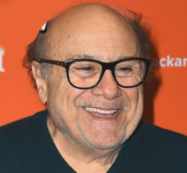 Roli Martiniho ztvárnil Denny DeVito, kterého můžeme znát z mnoha a mnoha filmů. Za zmínku stojí třeba Dvojčata, kde hrál s Arnoldem Schwarzeneggerem, nebo Tučňák v jednom z prvních Batmanů.