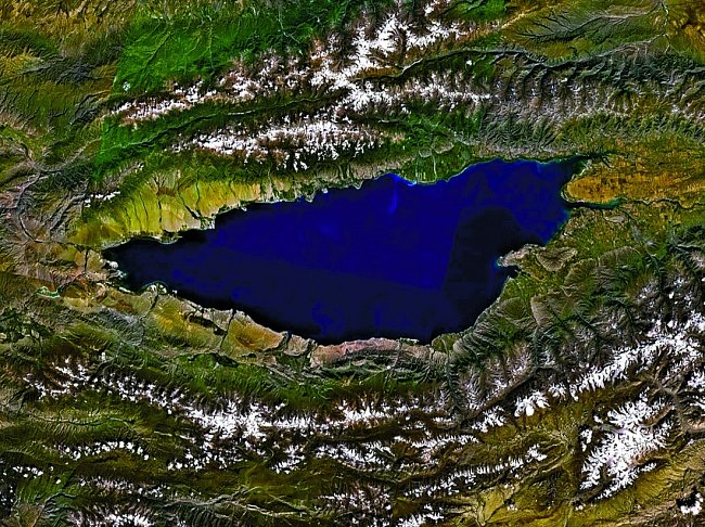 Pohled ze satelitu. Jezero má na délku téměř 180 kilometrů. 