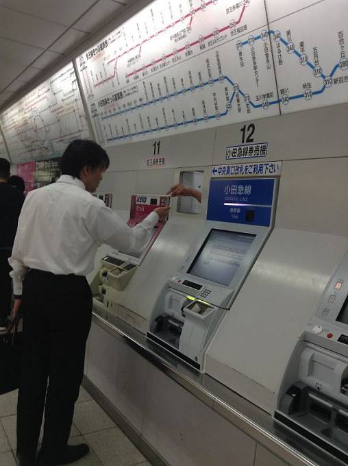Když nefunguje automat na drobásky, hodný Japonec najde řešení