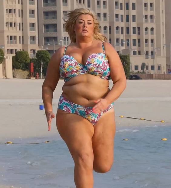 Ajajajajaj, Gemma Collins by za a) měla volit jednodílné plavky a za b) rozhodně neběhat. Celé se to vlní jak Tsunami.