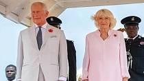 K narození vnučky se na svém Twitteru vyjádřil i sám otec Harryho, princ Charles, se svou manželkou.
