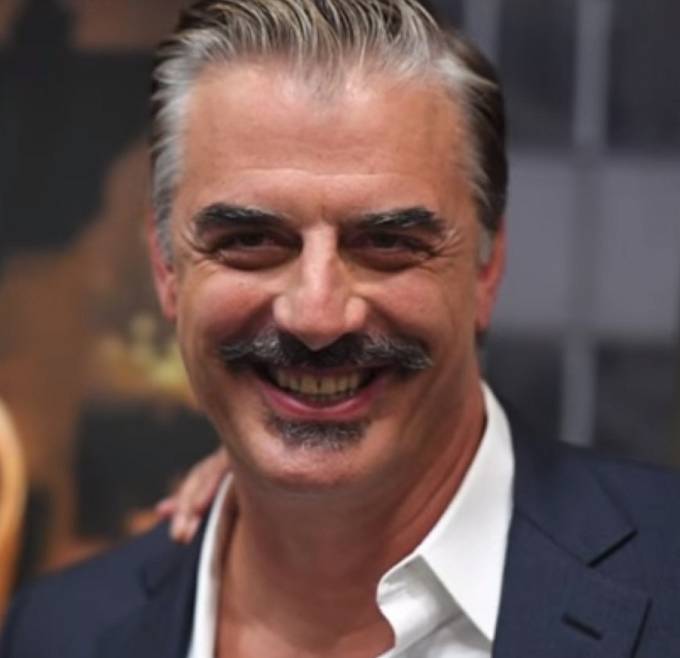 Roli Logana ztvárnil Chris Noth, kterého známe jako pana Božského ze Sexu ve městě. V poslední době na něm není božského nic. Je z něj prostě dědula, který hraje v seriálu Dobrá manželka a pár filmech.