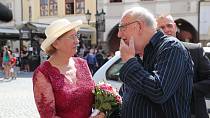 Jan Nedvěd přišel k Staroměstské radnici, kde bratr František s manželkou Marií slavili zlatou svatbu.