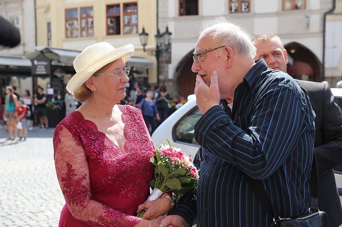 Jan Nedvěd přišel k Staroměstské radnici, kde bratr František s manželkou Marií slavili zlatou svatbu.