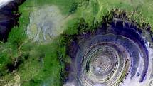Satelitní snímky někdy mají nepřirozené barvy. Takhle místo v roce 2001 vyfotila družice Landsat 7. 