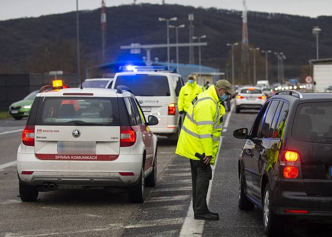 Policisté hlídají všechny hlavní tahy, včetně dálnic.