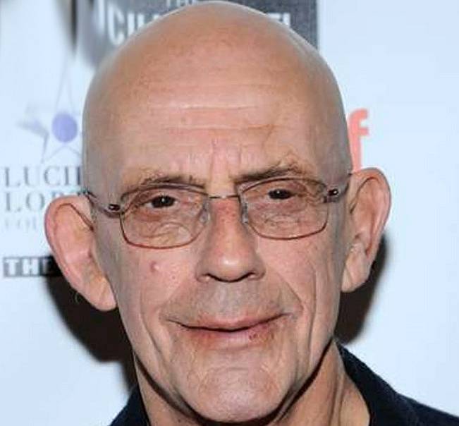 Tabera hrál Christopher Lloyd, kterého můžete znát také z filmů Návrat do budoucnosti, Addamsova rodina, Star Trek 3 a mnoha a mnoha dalších. Jeho vzhled a úctyhodná výška mu zajistily po celý život role podivínů.