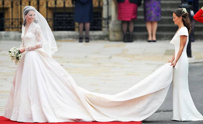 Kate Middletonové držela vlečku sestra Pippa. 