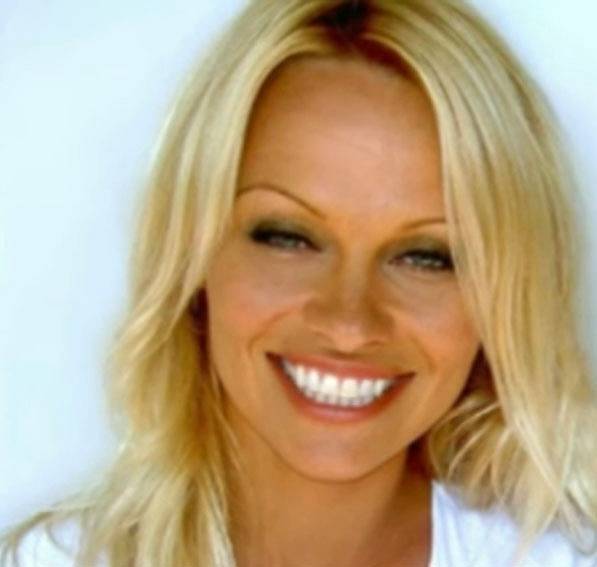 Pamela Anderson byla vždycky kočka, už od raného mládí i teď.