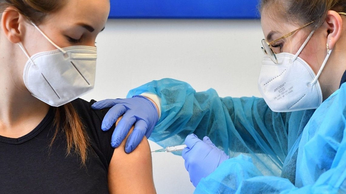 Registrace očkování pro osmnáctileté: Arenberger nastínil ...
