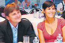 Dušan Uhrin se přišel rozloučit s mladoboleslavským angažmá i se svou půvabnou manželkou. Loučil se střídmě ­ jen minerálkou.