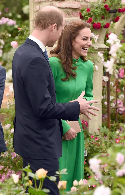 William a Kate vypadají často velmi zamilovaně, ale za ruku se prostě nechytí...