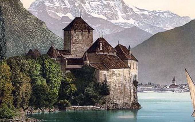 Tento hrad je inspirovaný hradem s názvem Château de Chillon a nachází se na pobřeží jezera Lac Léman, kousek od hranic Švýcarska s Francií.