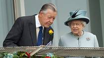 Královna Alžběta II. a Sir Michael Oswald