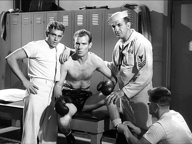 James (vlevo) se objevil také v muzikálu Sailor Beware (1952).