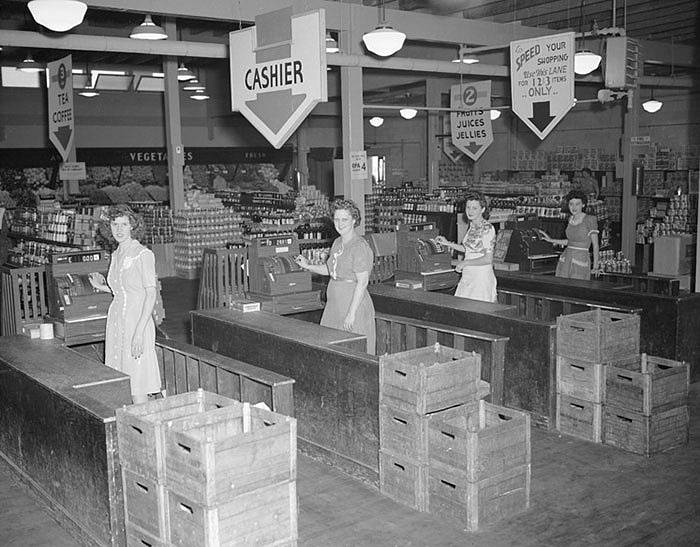 Takto vypadaly pokladní v roce 1945