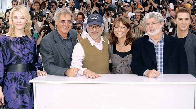 Film Indiana Jones a království křišťálové lebky představili v předpremiéře na 61. MFF v Cannes (zleva) Cate Blanchett, Harrison Ford, Steven Spielberg, Karen Allen, George Lucas a Shia LaBeouf.