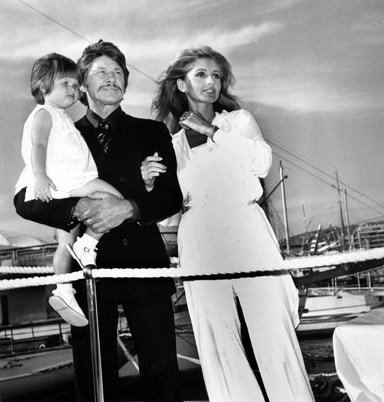 Jill Ireland, Charles a jejich dcera Suleika na festivalu v Cannes v roce 1973