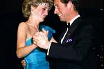 Princezna Diana při tanci s manželem, britským následníkem trůnu Charlesem. Na veřejnosti se léta snažili chovat jako šťastní manželé, přesto, že jejich soužití nebylo ideální. V prvních letech manželství údajně ale byly i šťastné chvíle.