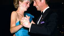 Princezna Diana při tanci s manželem, britským následníkem trůnu Charlesem. Na veřejnosti se léta snažili chovat jako šťastní manželé, přesto, že jejich soužití nebylo ideální. V prvních letech manželství údajně ale byly i šťastné chvíle.