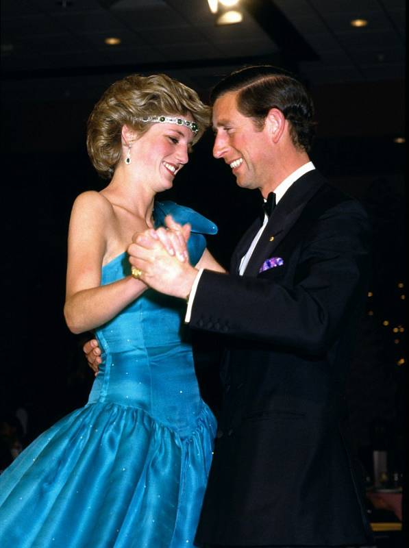 Princezna Diana při tanci s manželem, britským následníkem trůnu Charlesem. Na veřejnosti se léta snažili chovat jako šťastní manželé, přesto, že jejich soužití nebylo ideální. V prvních letech manželství údajně ale byly i šťastné chvíle.