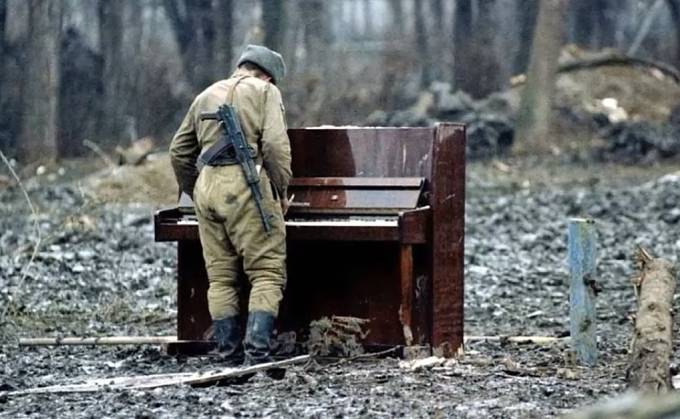 Rok 1994, ruský voják našel opuštěné piano.