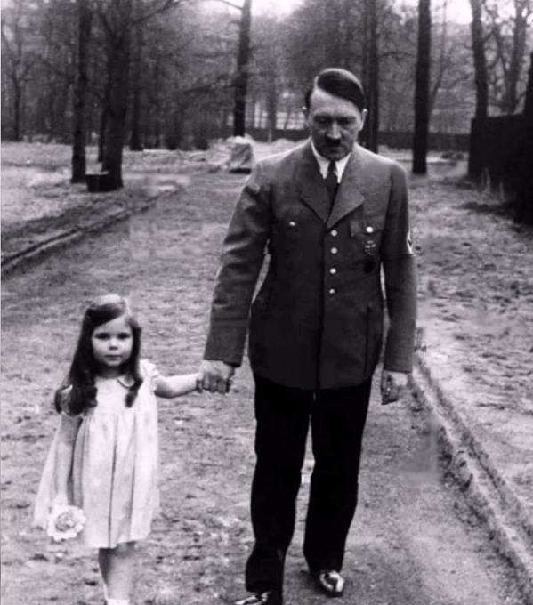 Hodný strýček Adolf a malá roztomilá Helga Goebbelsová. Ano, tak by se možná mohl jmenovat tento snímek. Ačkoli Adolf Hitler byl pomatenec, který se dostal k moci a provedl strašlivé věci, prameny říkají, že děti a zvířata měl rád. 