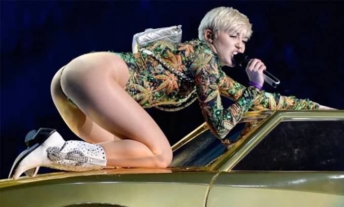 Miley Cyrus si občas dopřeje sex s fanouškem hned po skončení koncertu, doufáme, že si předtím dá alespoň sprchu